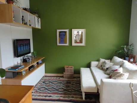 59. Sala de estar decorada com tons de verde para parede – Foto: Só Decor