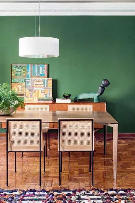 60. Sala de jantar decorada com mesa de madeira e parede verde – Foto: Casinha Colorida