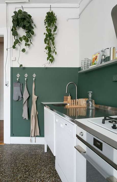 64. Cozinha simples decorada com parede verde e branca – Foto: Reformar sem Quebrar