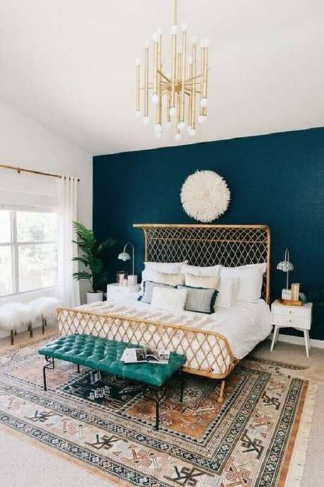 65. O quarto de casal bem amplo ficou mais aconchegante com a única parede verde – Foto: Pinterest