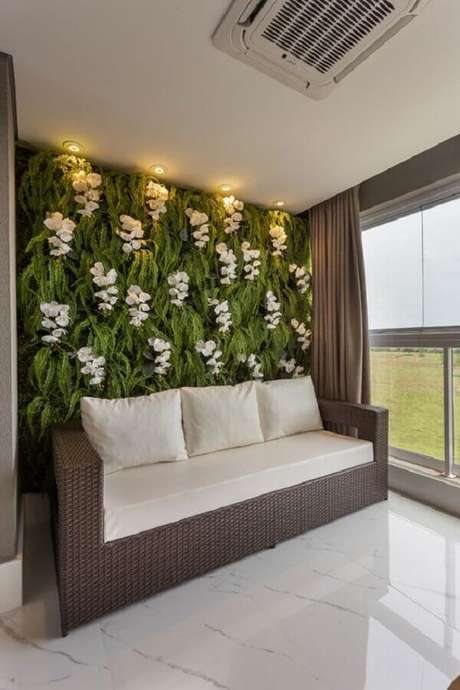 9. Invista em uma parede verde natural com muitas plantas e flores para a sua varanda – Foto: Iara Kílaris Designer de Interiores e Paisagista