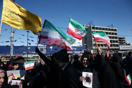 Iranianos com bandeiras do Irã comemoram 41º aniversário da Revolução Islâmica em Teerã
11/02/2020 Nazanin Tabatabaee/WANA (West Asia News Agency) via REUTERS 
