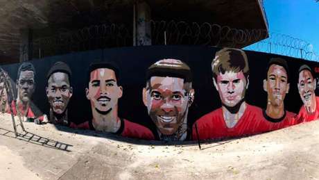 Mural em homenagem aos Garotos do Ninho, vítimas do incêndio no CT há um ano (Foto: Matheus Dantas) Mural em homenagem aos Garotos do Ninho, vítimas do incêndio no CT há um ano (Foto: Matheus Dantas)