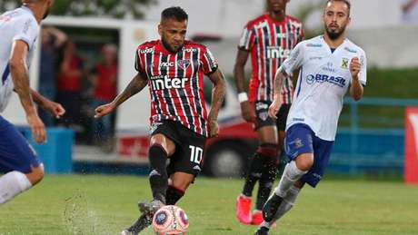 Daniel Alves usou seu Instagram para esclarecer o que houve com seu carro (Foto: Rubens Chiri / saopaulofc.net) Daniel Alves usou seu Instagram para esclarecer o que houve com seu carro (Foto: Rubens Chiri / saopaulofc.net)