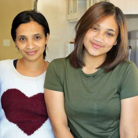 Celeste Nurse (à esq.) e sua segunda filha, Cassidy; Miché diz ter tido dificuldades para construir relacionamento com família biológica Celeste Nurse (à esq.) e sua segunda filha, Cassidy; Miché diz ter tido dificuldades para construir relacionamento com família biológica