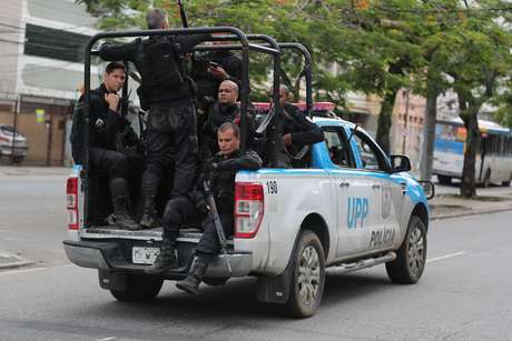 Presença da polícia na Comunidade dos Macacos, em Vila Isabel, no Rio de Janeiro.