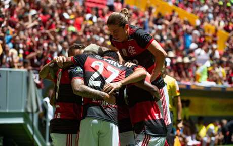 Jogadores do Flamengo comemoram mais um gol no Mané Garrincha (Foto: Alexandre Vidal / Flamengo) Jogadores do Flamengo comemoram mais um gol no Mané Garrincha (Foto: Alexandre Vidal / Flamengo)