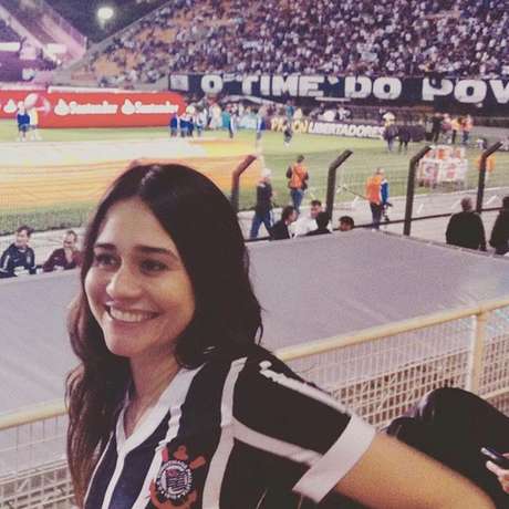 Alessandra Negrini virou corintiana por causa de um ex-namorado e vai ao estádio com frequência Alessandra Negrini virou corintiana por causa de um ex-namorado e vai ao estádio com frequência