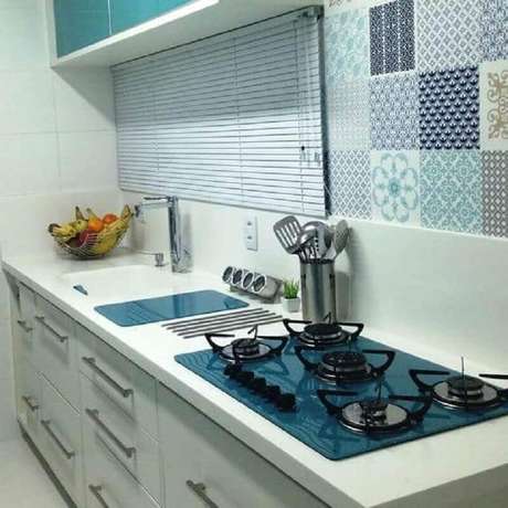 6. Decoração simples para cozinha com cooktop azul – Foto: Eduardo Cavalcanti Castro 6. Decoração simples para cozinha com cooktop azul – Foto: Eduardo Cavalcanti Castro