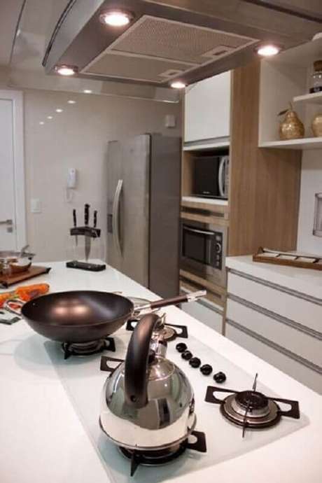 13. Cozinha planejada com cooktop branco – Foto: Larissa Vinagre 13. Cozinha planejada com cooktop branco – Foto: Larissa Vinagre