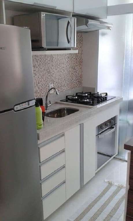 24. Cozinha compacta com cooktop decorada com pastilhas – Foto: ES Marcenaria 24. Cozinha compacta com cooktop decorada com pastilhas – Foto: ES Marcenaria