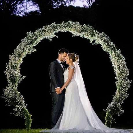 26. Arco feito com flor mosquitinho para festa de casamento. Fonte: Pinterest 26. Arco feito com flor mosquitinho para festa de casamento. Fonte: Pinterest