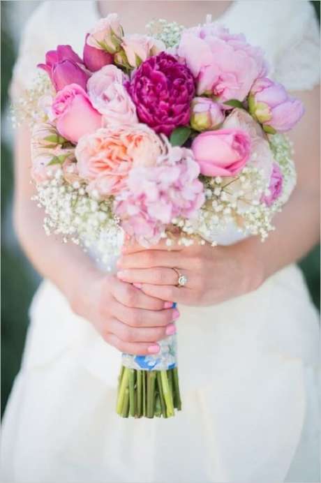 31. Buquê misturadinho feito com diversas flores. Fonte: Pinterest 31. Buquê misturadinho feito com diversas flores. Fonte: Pinterest