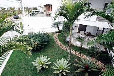 6. Talk to a professional to choose the best types of flowers and plants for the residential garden - Photo: Webcomunica