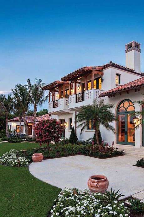31. Casa grande decorada com jardim residencial grande – Foto: Pinterest 31. Casa grande decorada com jardim residencial grande – Foto: Pinterest