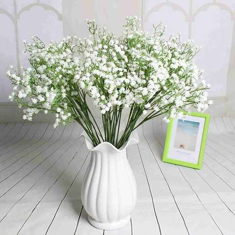 9. Arranjo com flor mosquitinho artificial. Fonte: Pinterest 9. Arranjo com flor mosquitinho artificial. Fonte: Pinterest