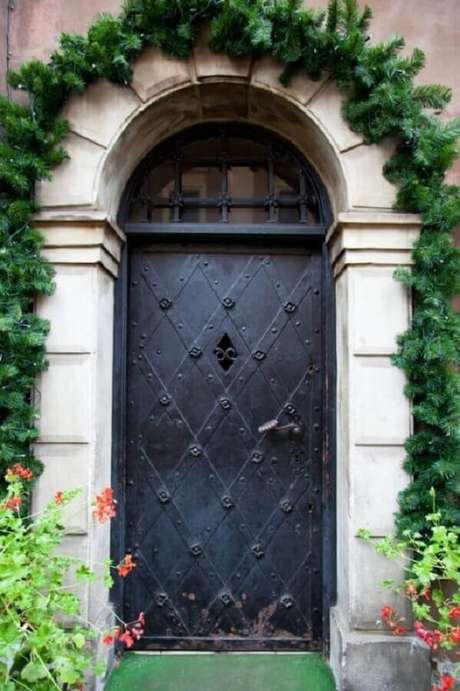 19. Modelo antigo de porta de ferro – Foto: Pinterest 19. Modelo antigo de porta de ferro – Foto: Pinterest