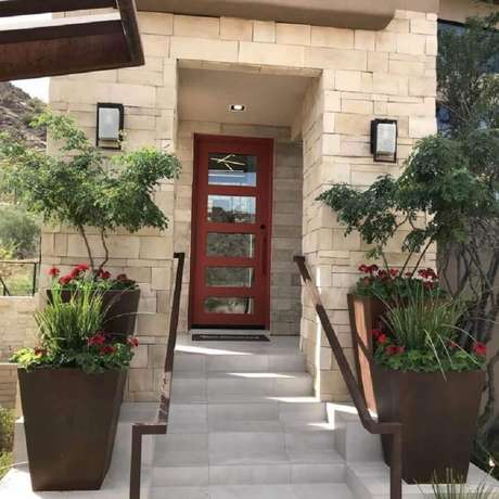 25. Modelo simples de porta de ferro com vidro para entrada de casa – Foto: Tanner Garner 25. Modelo simples de porta de ferro com vidro para entrada de casa – Foto: Tanner Garner