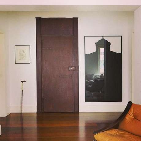 27. Decoração simples com porta de ferro antiga – Foto: Marcela Pepe Interiores 27. Decoração simples com porta de ferro antiga – Foto: Marcela Pepe Interiores