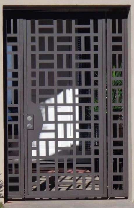 2. Invista em modelos diferentes de porta de ferro para uma casa mais moderna – Foto: Pinterest 2. Invista em modelos diferentes de porta de ferro para uma casa mais moderna – Foto: Pinterest
