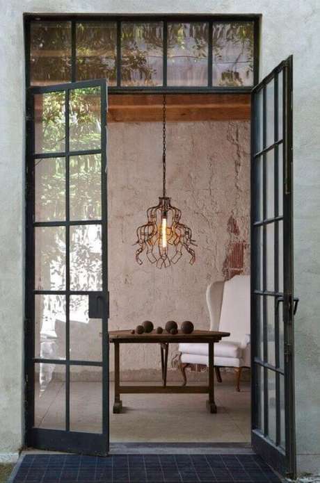 30. Porta de fero com vidro – Foto: Pinterest 30. Porta de fero com vidro – Foto: Pinterest