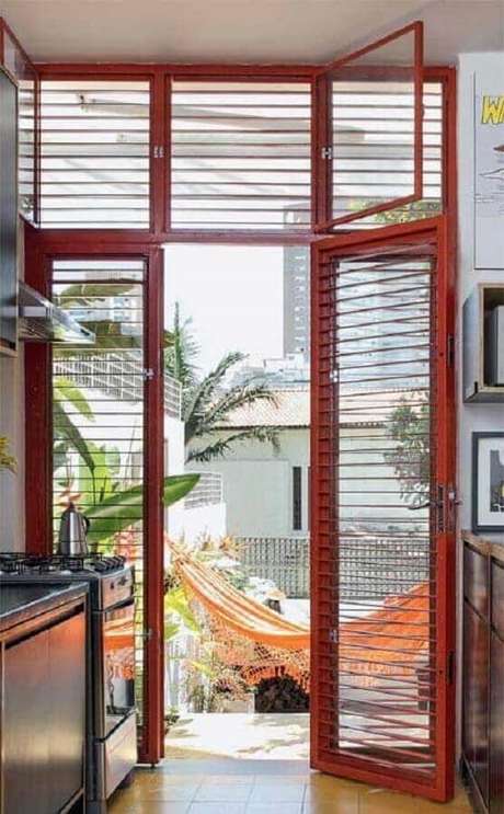 45. Modelo simples de porta de ferro para cozinha pintada de vermelho – Foto: Signature Iron Doors 45. Modelo simples de porta de ferro para cozinha pintada de vermelho – Foto: Signature Iron Doors