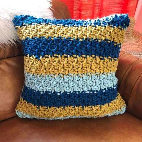 20. Almofada feita com crochê tunisiano. Fonte: Medium 20. Almofada feita com crochê tunisiano. Fonte: Medium