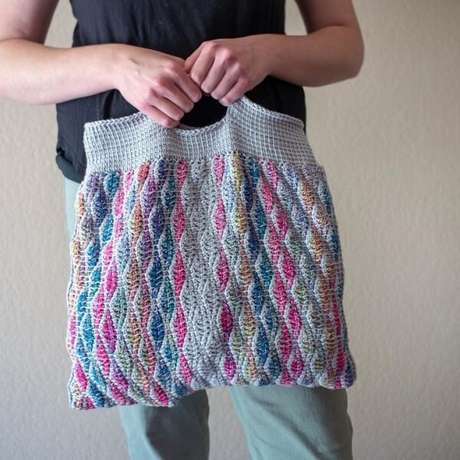26. Bolsa colorida com tramas fechadas. Fonte: Pinterest 26. Bolsa colorida com tramas fechadas. Fonte: Pinterest