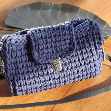27. Bolsa roxa feita em crochê tunisiano. Fonte: Rededots 27. Bolsa roxa feita em crochê tunisiano. Fonte: Rededots