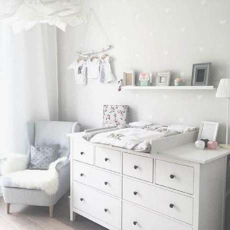 12. Cômoda para quarto de bebê branco decorado com papel de parede de corações – Foto: Pinosy 12. Cômoda para quarto de bebê branco decorado com papel de parede de corações – Foto: Pinosy
