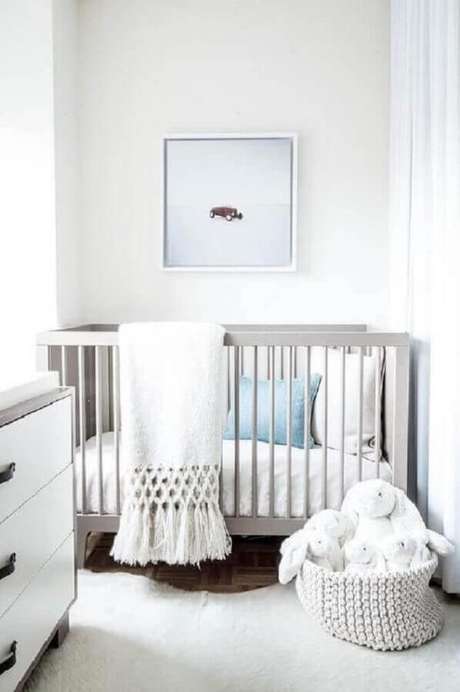 33. Decoração para quarto de bebê branco pequeno – Foto: Tyken Design 33. Decoração para quarto de bebê branco pequeno – Foto: Tyken Design