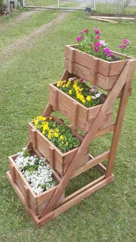53. Floreiras de chão no jardim – Via: Pinterest 53. Floreiras de chão no jardim – Via: Pinterest