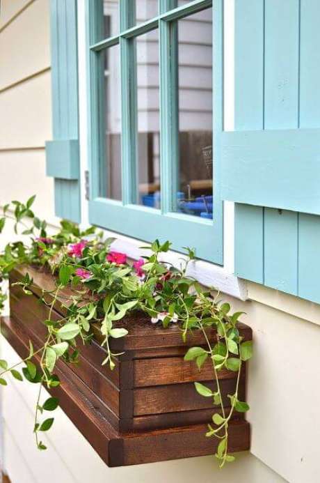 67. Floreira de janela de madeira – Via: Hometalk 67. Floreira de janela de madeira – Via: Hometalk
