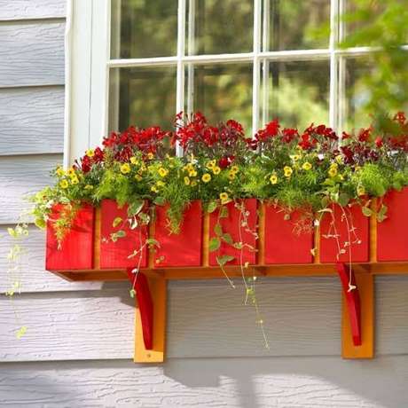 71. Floreira vermelha com flores combinando – Via: Pinterest 71. Floreira vermelha com flores combinando – Via: Pinterest