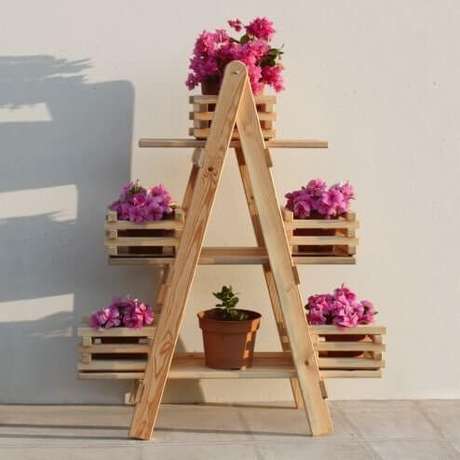 10. Floreira de madeira simples com flores rosa – Via: My Way Decora 10. Floreira de madeira simples com flores rosa – Via: My Way Decora