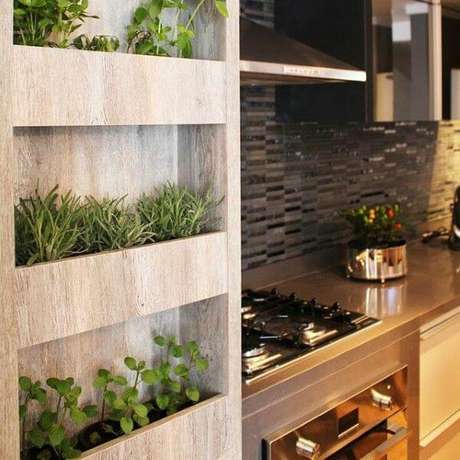 24. Floreira na cozinha com mini horta – Via: Pinterest 24. Floreira na cozinha com mini horta – Via: Pinterest