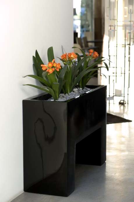 30. Floreira preta com flores laranja – Via: Quarto Sala 30. Floreira preta com flores laranja – Via: Quarto Sala