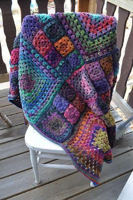 50. Modelo de manta colorida feita em crochê tunisiano. Fonte: Pinterest 50. Modelo de manta colorida feita em crochê tunisiano. Fonte: Pinterest