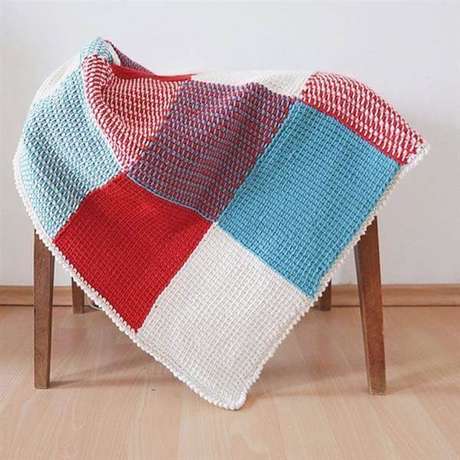 51. Modelo de manta feita em crochê tunisiano. Fonte: Pinterest 51. Modelo de manta feita em crochê tunisiano. Fonte: Pinterest