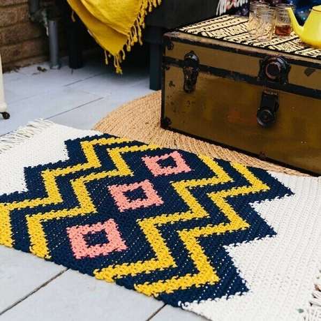 8. Modelo de tapete passadeira feito em crochê tunisiano. Fonte: Pinterest 8. Modelo de tapete passadeira feito em crochê tunisiano. Fonte: Pinterest