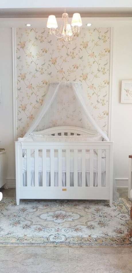 51. Papel de parede floral para decoração de quarto de bebê branco – Foto: Puro Amor 51. Papel de parede floral para decoração de quarto de bebê branco – Foto: Puro Amor