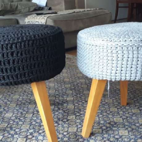 55. Puff com assento feito com acabamento em crochê tunisiano. Fonte: Pinterest 55. Puff com assento feito com acabamento em crochê tunisiano. Fonte: Pinterest