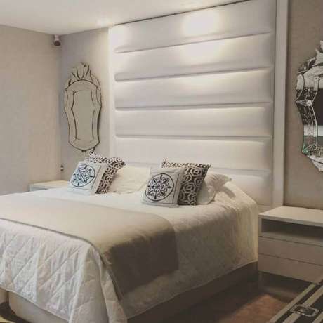 56. Quarto branco decorado com cabeceira estofada e espelho provençal – Foto: ArqVita 56. Quarto branco decorado com cabeceira estofada e espelho provençal – Foto: ArqVita