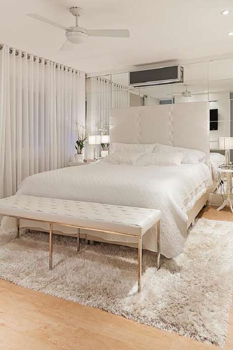 57. Decoração para quarto branco de casal com parede espelhada e cabeceira estofada – Foto: Mundstock Arquitetura 57. Decoração para quarto branco de casal com parede espelhada e cabeceira estofada – Foto: Mundstock Arquitetura