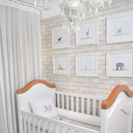 73. Quarto de bebê branco decorado com papel de parede de tijolinho – Foto: Bebê Panda Enxoval 73. Quarto de bebê branco decorado com papel de parede de tijolinho – Foto: Bebê Panda Enxoval