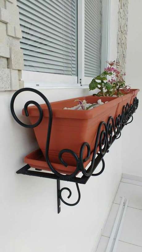 39. Floreira de janela – Via: Pinterest 39. Floreira de janela – Via: Pinterest