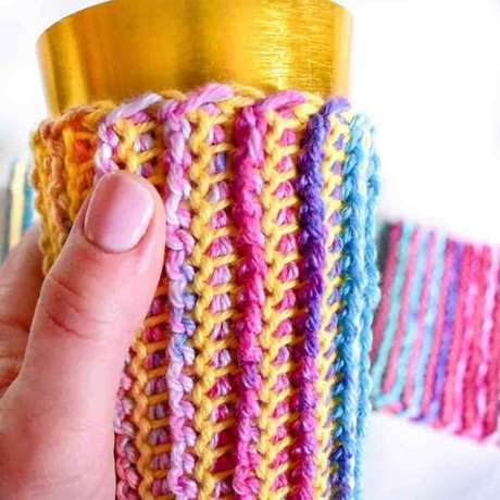 64. Utilize linhas coloridas para colocar em prática a técnica de crochê tunisiano. Fonte: Pinterest 64. Utilize linhas coloridas para colocar em prática a técnica de crochê tunisiano. Fonte: Pinterest