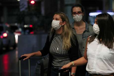 Viajantes usam máscaras no aeroporto de Guarulhos
31/01/2020
REUTERS/Amanda Perobelli