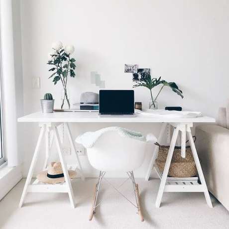 36. Mesa cavalete branca e simples – Via: Pinterest 36. Mesa cavalete branca e simples – Via: Pinterest