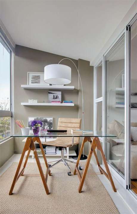 45. Mesa cavalete com tampo de vidro para escritório – Via: Conexão Decor 45. Mesa cavalete com tampo de vidro para escritório – Via: Conexão Decor